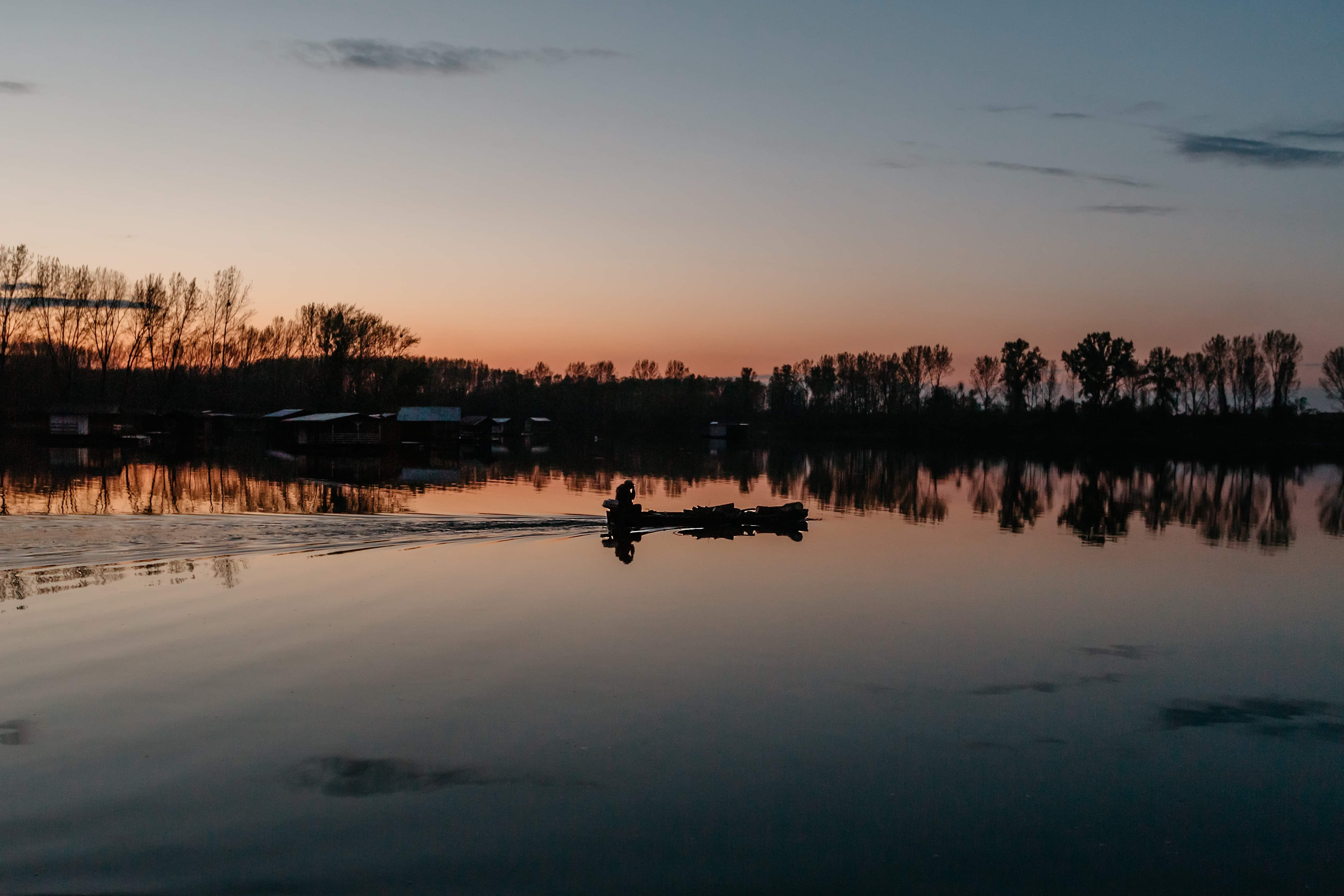 フリー写真画像 釣りボート 漁師 サンセット 反射板 シルエット 反射 雰囲気 水位 夜明け 水