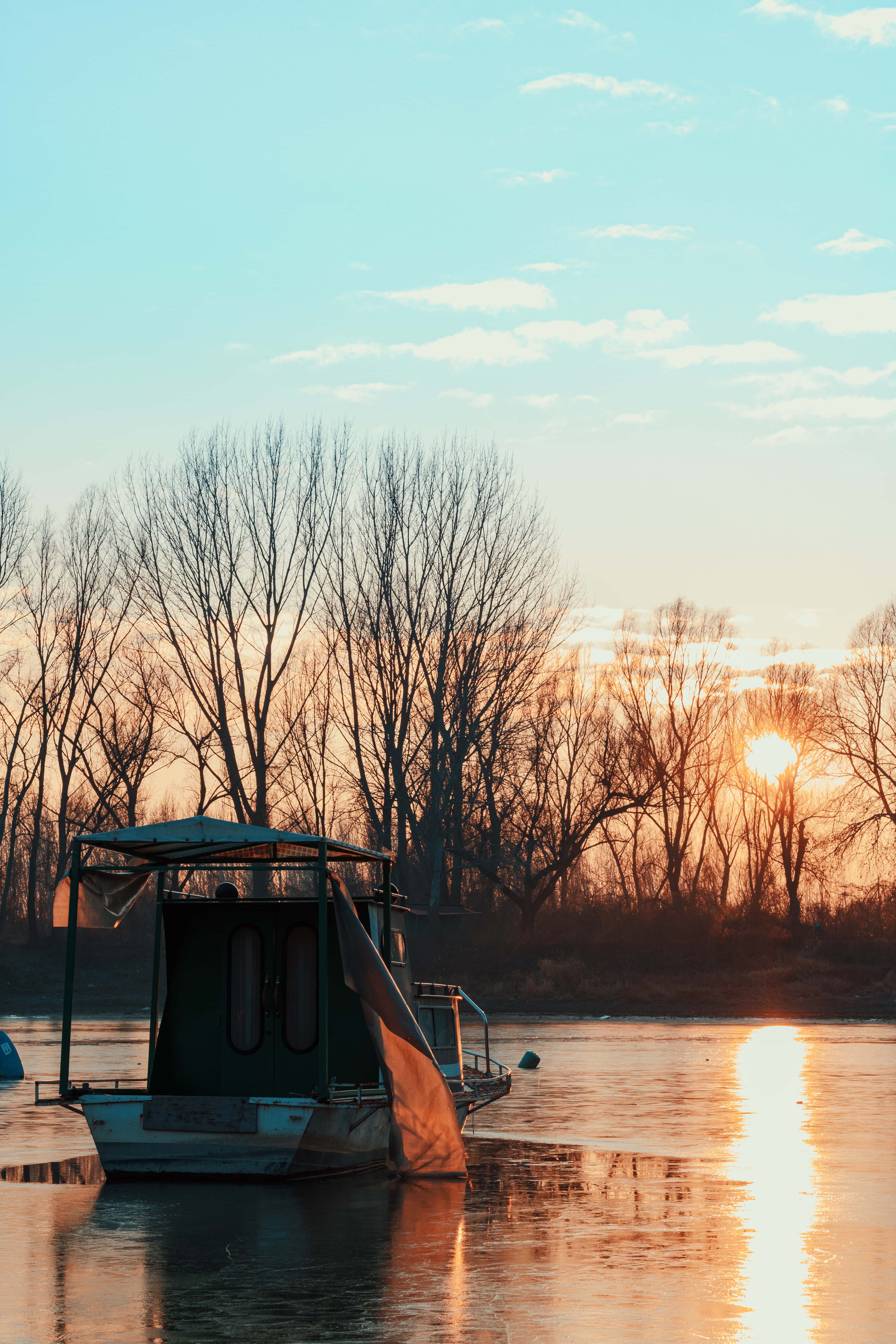 フリー写真画像 釣りボート 魚種 日の出 太陽光線 太陽 水 漁師 ボート 小屋 湖