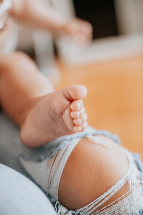 μωρό, ξυπόλυτος, πόδι, αξιολάτρευτο, δέρμα, δάχτυλο, βρέφος, χέρι, σε εσωτερικούς χώρους, αφής