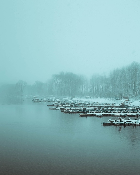 туманный, утро, зима, на берегу озера, Ноябрь, Река лодка, пирс, вода, туман, снег