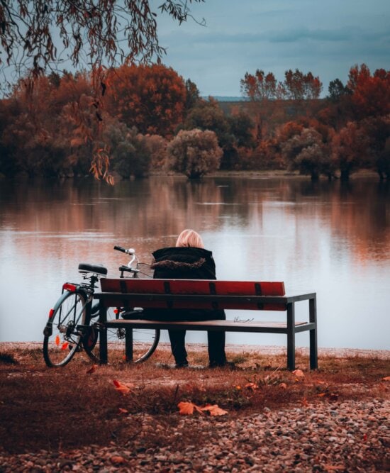 banco, sentado, sozinho, mulher, bicicleta, estação Outono, leito do Rio, assento, área, água