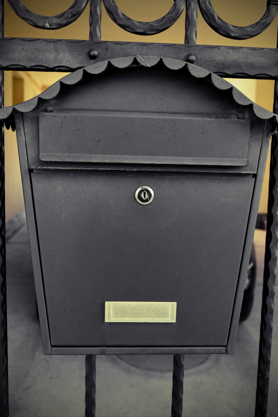 Poštová schránka, poštovým slotom, ornament, čierna, liatina, ručná práca, kľúčová dierka, oceľ, železo, priemysel