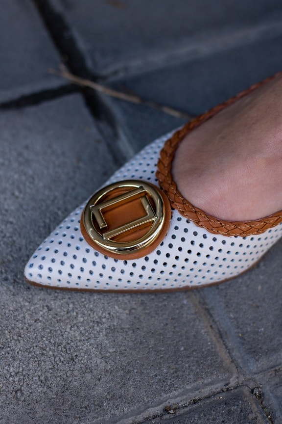 Sandália, perto, brilho dourado, fivela, elegante, calçado, sapato, sapatos, pé, moda