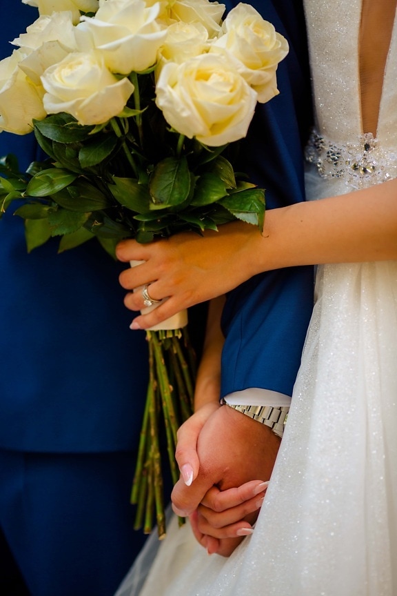 Hochzeitsstrauß, Ehe, Hochzeit, Händchen halten, Rosen, weiße Blume, Blumenstrauß, Engagement, Blume, Braut