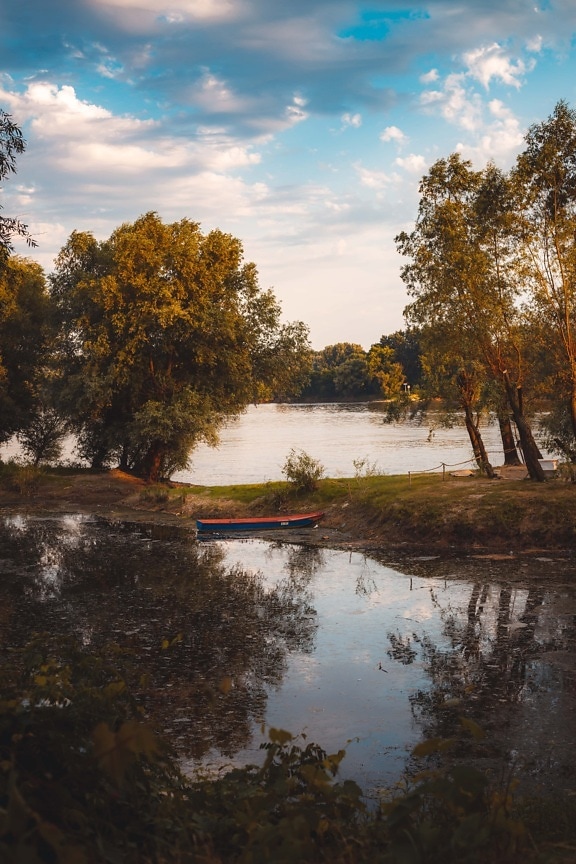 orilla del río, Río, Cuenca del río, Otoño, barco por el río, agua, bosque, árbol, paisaje, otoño