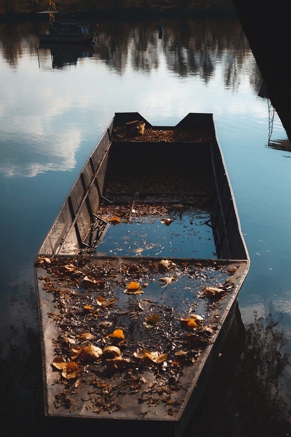 Flussschiff, Boot, Verfall, verlassen, Herbstsaison, Wasser, gelbe Blätter, im freien, Natur, Sonnenuntergang