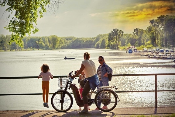 se bucură, oameni, relaxare, mersul pe jos, pe malul lacului, Sezonul de vară, statiune zona, biciclete, ciclist, roata