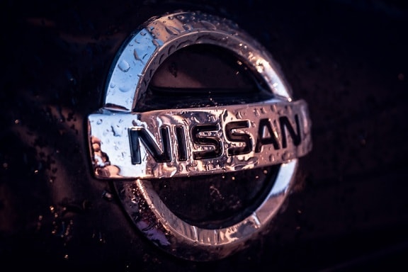 Nissan, sinal, símbolo, molhado, cromado, lustrosa, perto, brilhando, gota de chuva, gotas de água