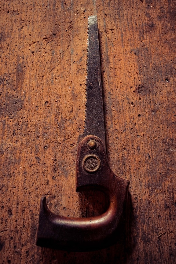 Τύπος εφέ: Πριονωτό, πριόνι, παλιάς χρονολογίας, εργαλείο χειρός, πριονίδι, από κοντά, ξύλινα, σανίδα, μέταλλο, παλιά