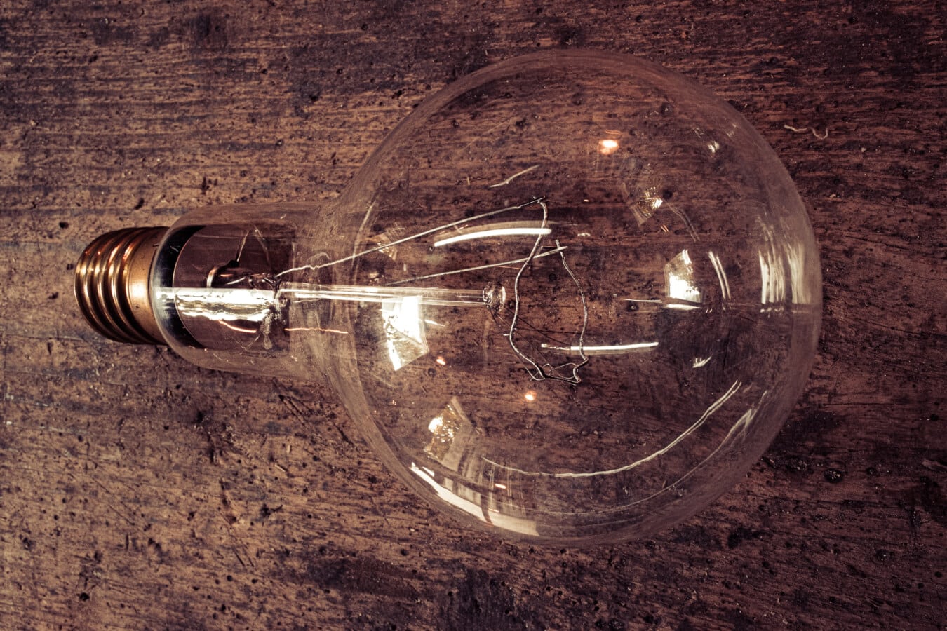 електрическа крушка, голям, светъл, прозрачен, стъкло, нажежаема жичка, напрежение, електричество, изобретение, лампа
