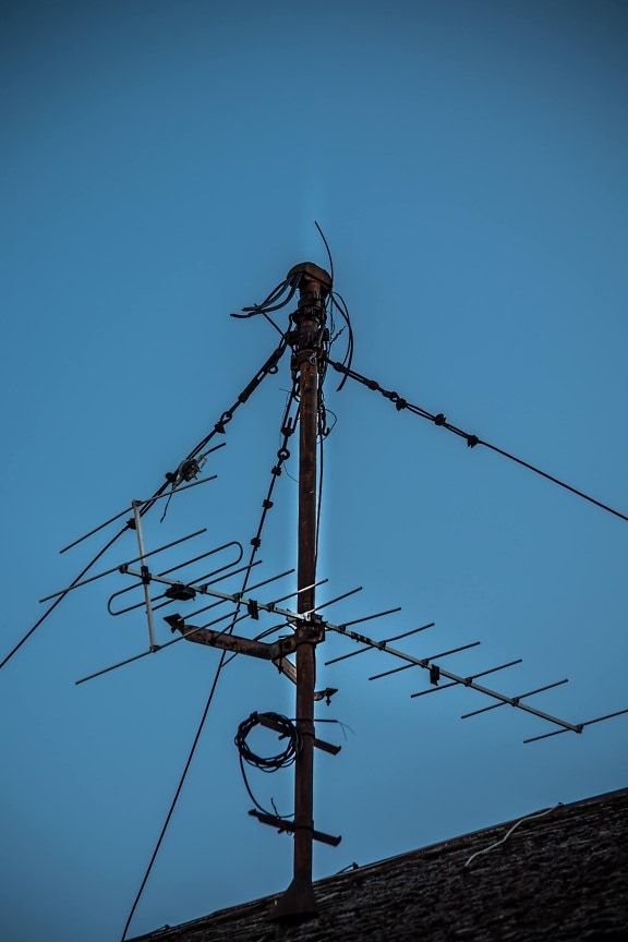 op het dak, antenne, televisie, draden, ontvanger, pool, kabel, spanning, elektriciteit, draad