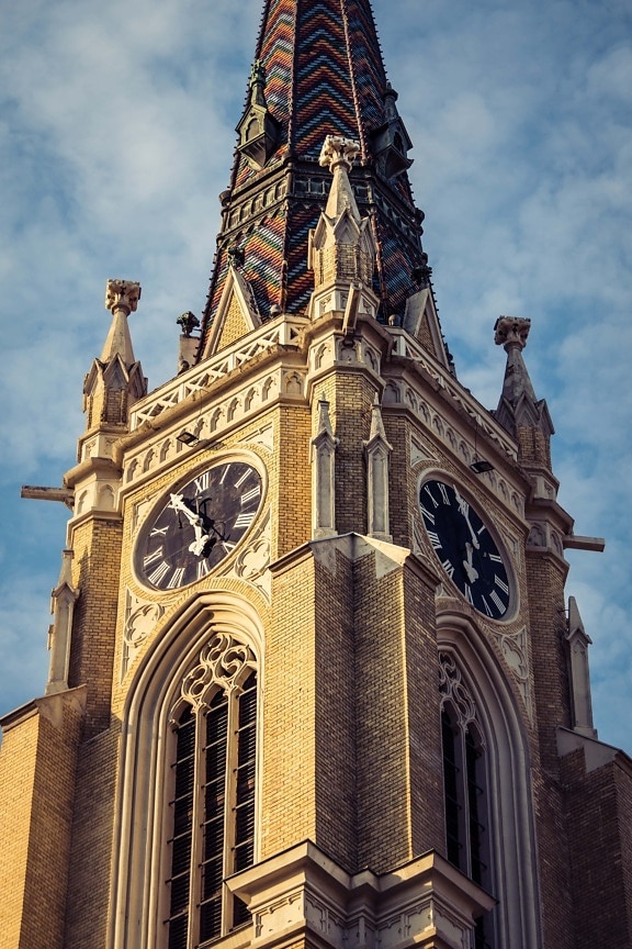 groteskinen irvikuva, gotiikka, kirkon torni, analoginen kello, tiilet, rakentaminen, julkisivu, torni, arkkitehtuuri, katedraali