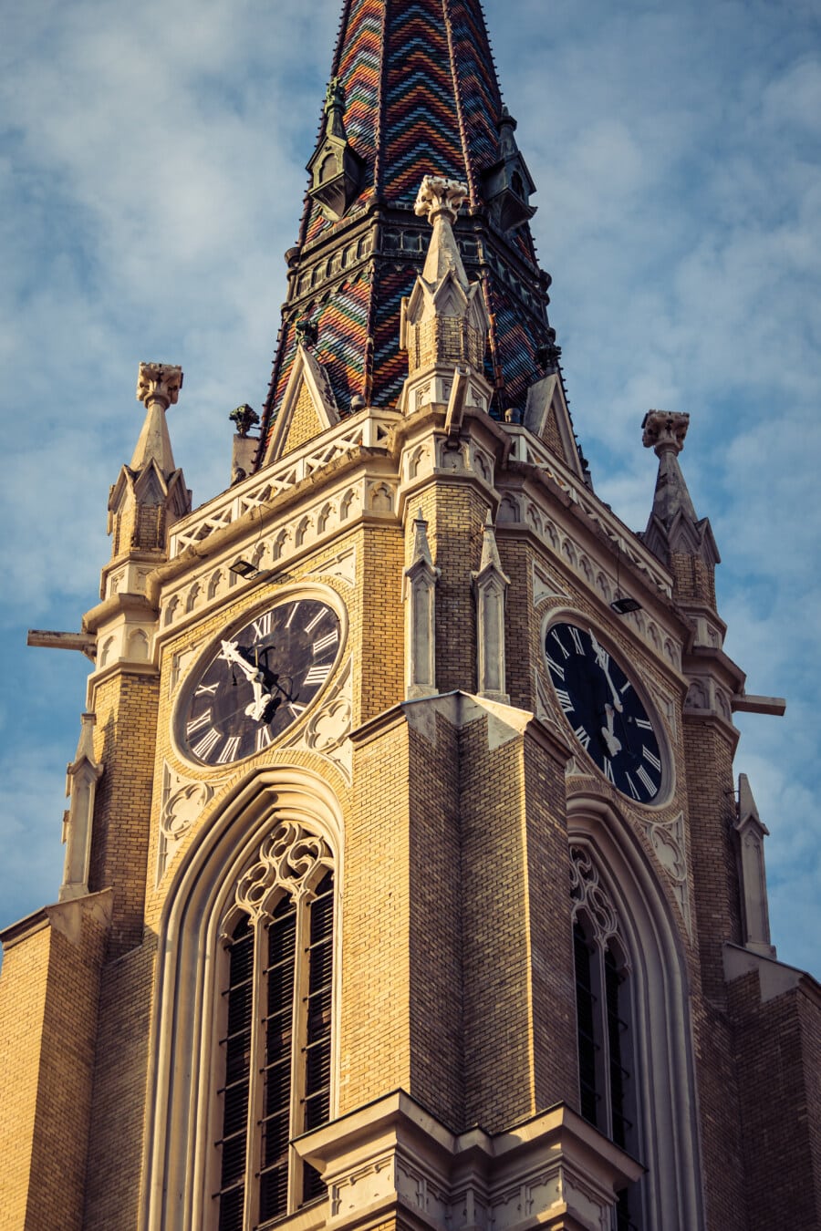 groteskowy gargulec, gotyk, wieża kościoła, zegar analogowy, cegły, budynek, fasada, Wieża, architektura, katedra