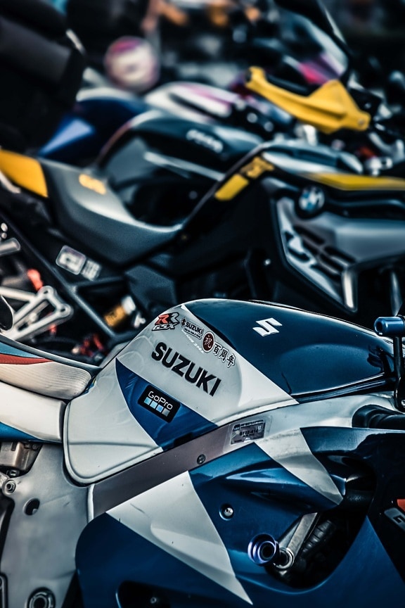 metallizzato, moto, Suzuki, moderno, lotto di parcheggio, motocicletta, veicolo, sedile, veloce, classico
