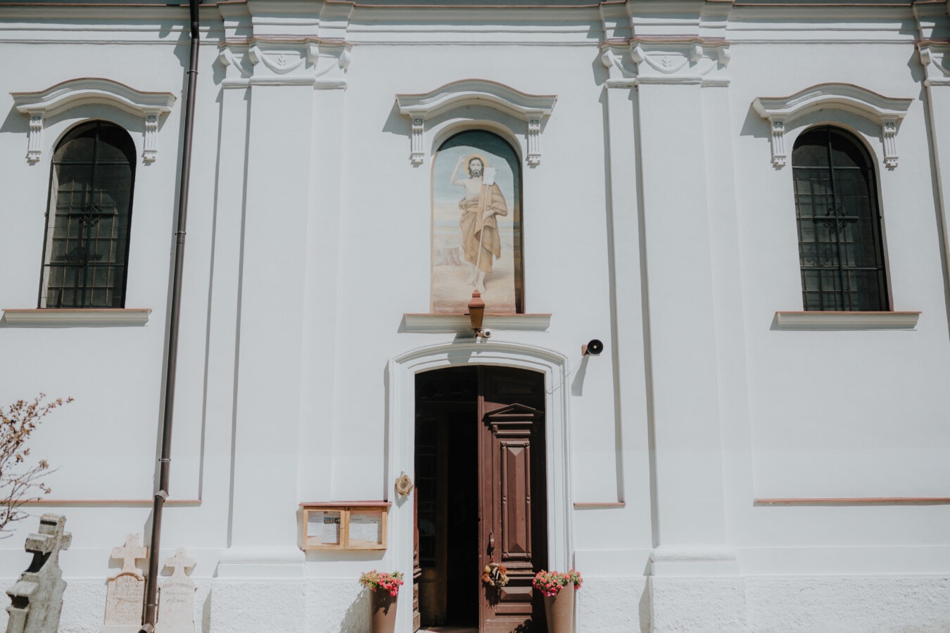 Kirche St. Johannes Baptist, Wandbild, Heilige, Christentum, Eingang, vor der Tür, Kirche, weiß, Wand
