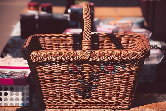 cesta, cesta de mimbre, tradicional, hecho a mano, tabla, día de campo, mimbre, envase, madera, alimentos
