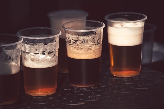 Beer glass, messuilla, olut, perinteinen, kotitekoinen, vaahto, lasi, alkoholin, juoma, kylmä