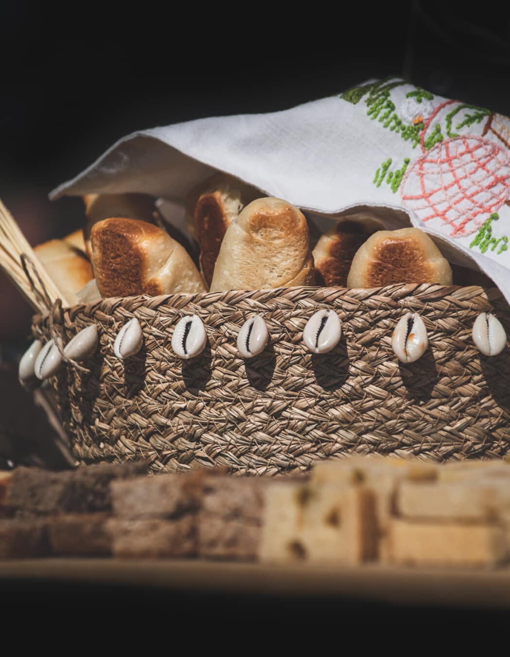 roti, kue, buatan sendiri, keranjang rotan, taplak meja, organik, makanan, kue, kayu, masih hidup