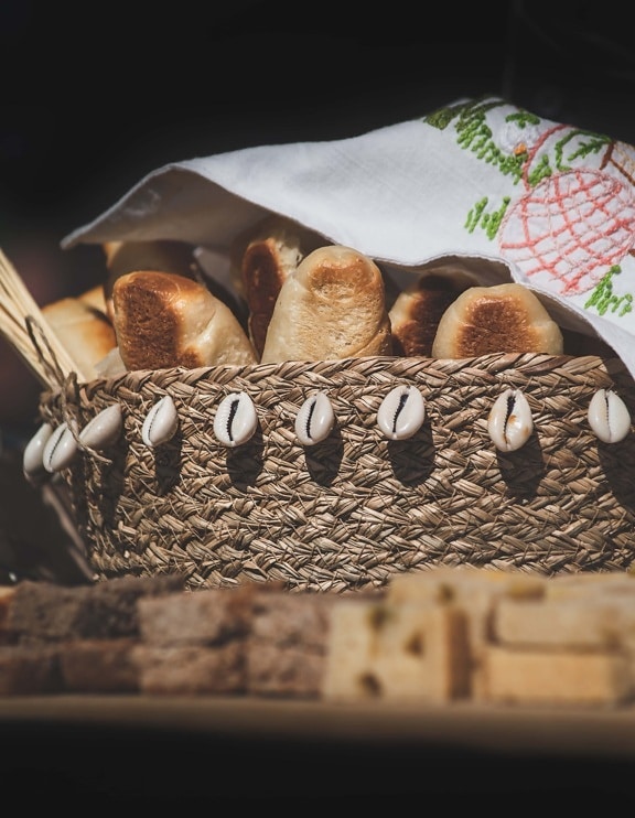 pan, pastelería, hecho en casa, cesta de mimbre, mantel, orgánica, alimentos, de la hornada, madera, naturaleza muerta
