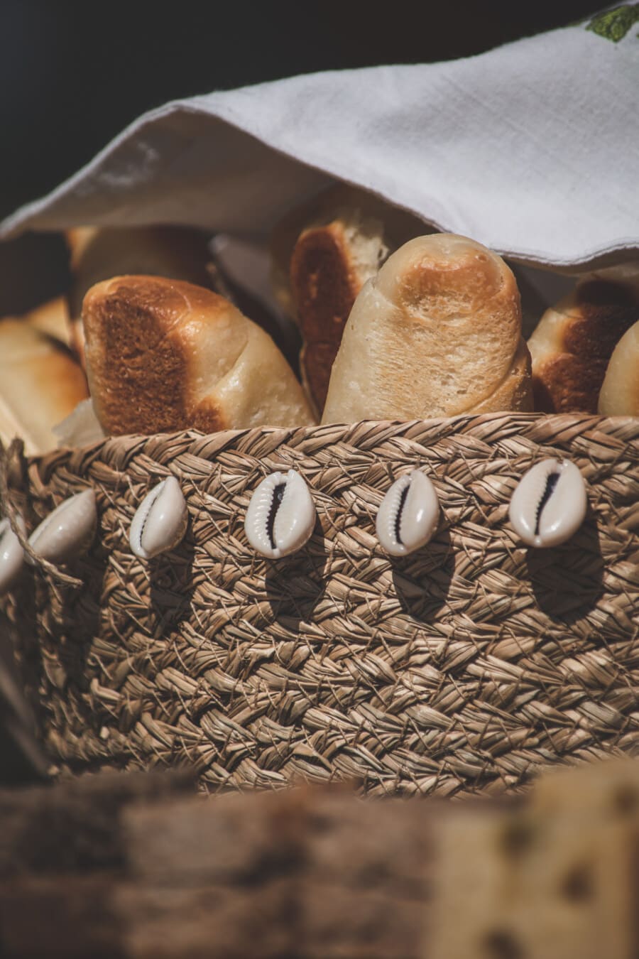 домашнее, цельнозерновой хлеб, хлеб, традиционные, плетеные корзины, Морская раковина, украшения, питание, натюрморт, природа