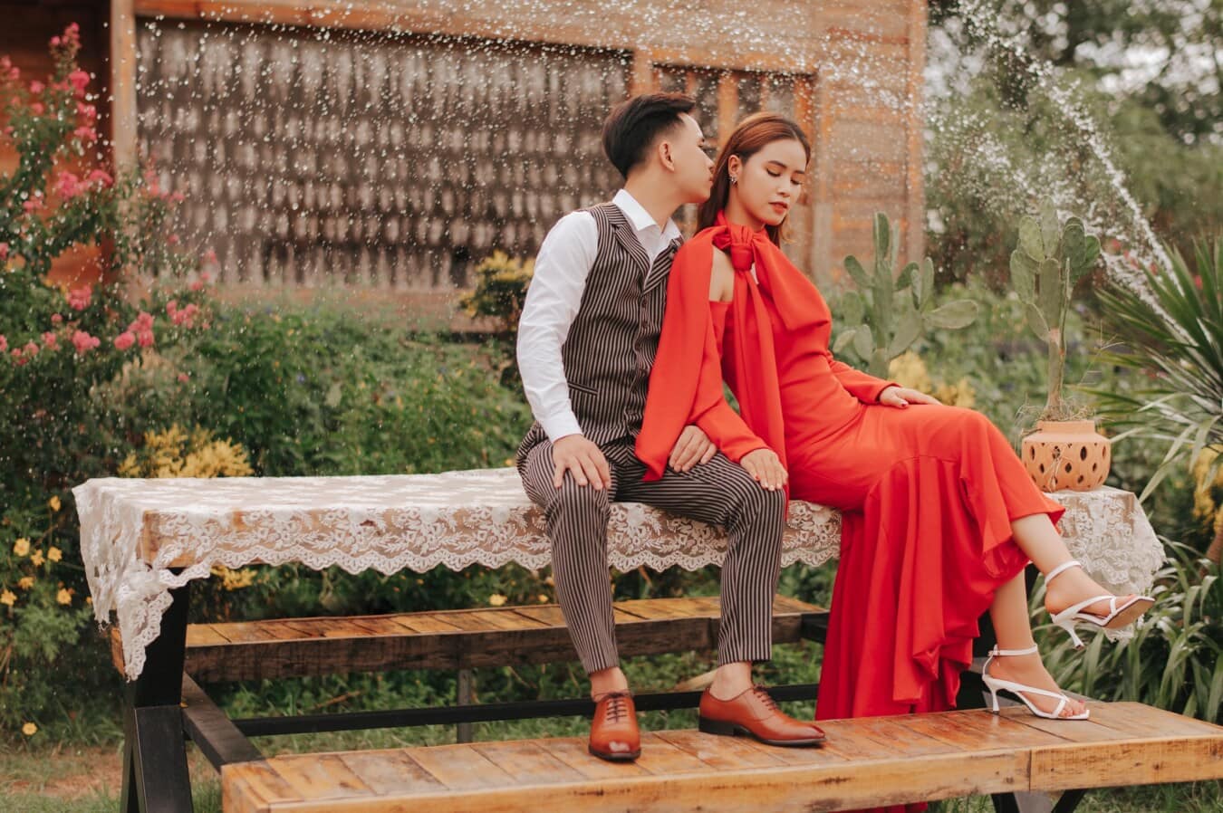 přítelkyně, Asijské, přítel, manželka, ženich, manžel, nevěsta, svatební šaty, červená, smoking oblek