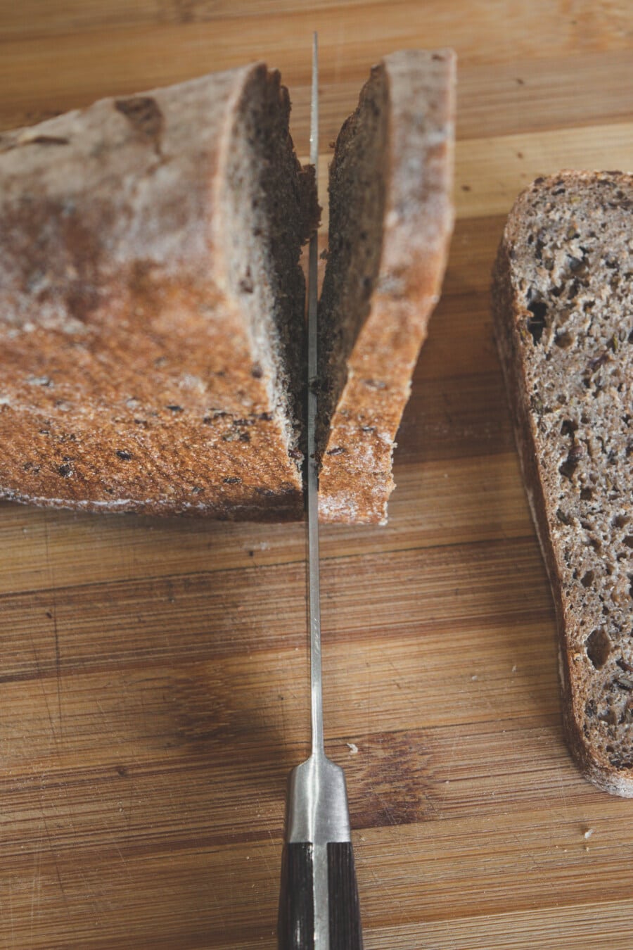 knife, slicing, slice, wholemeal bread, bread, close-up, kitchen table, wood, flour, sharp