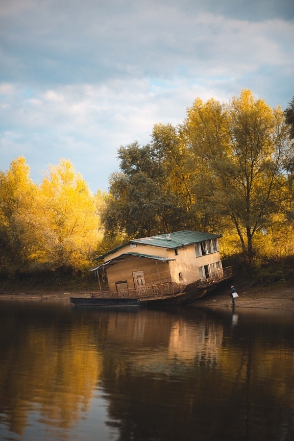 Bootshaus, Herbstsaison, am See, idyllisch, majestätisch, Atmosphäre, Ruhe, ruhig, Landschaft, Fluss