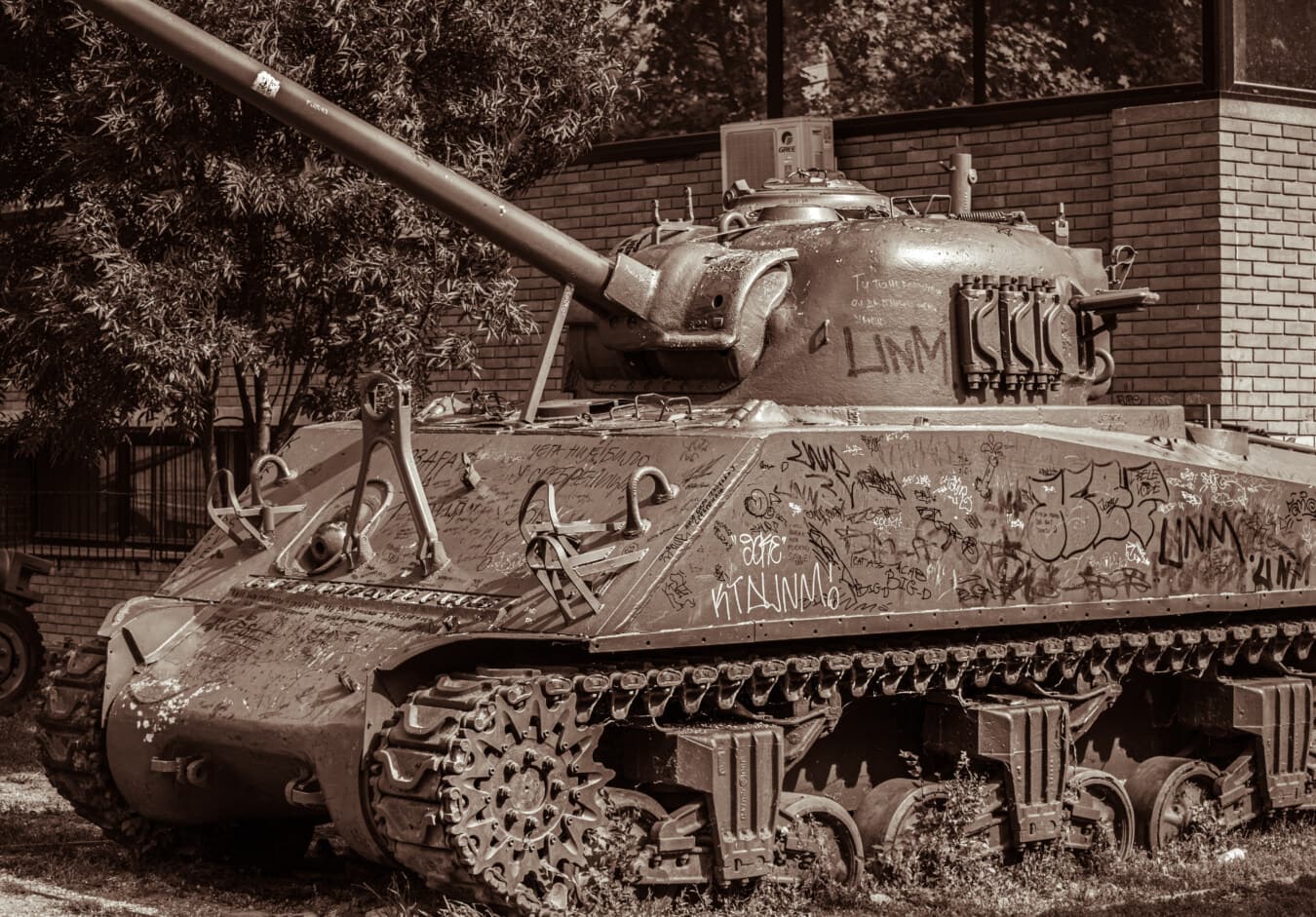 vojni tenk, starinski, svjetski rat, sepia, grafiti, propadanje, zapušten, top, vojno, spremnik