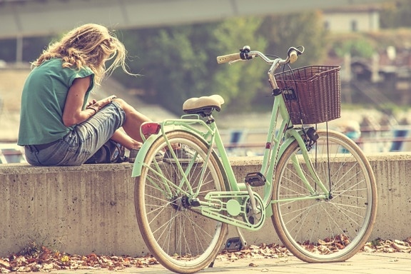 блондинка, летний сезон, расслабляющий, открытый, пользование, велосипедов, образ жизни, транспортное средство, перевозочное средство, колесо