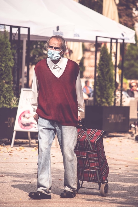 starší ľudia, starý muž, sociálna vzdialenosť, maska na tvár, chôdza, batožina, pouličné, muž, portrét, vonku