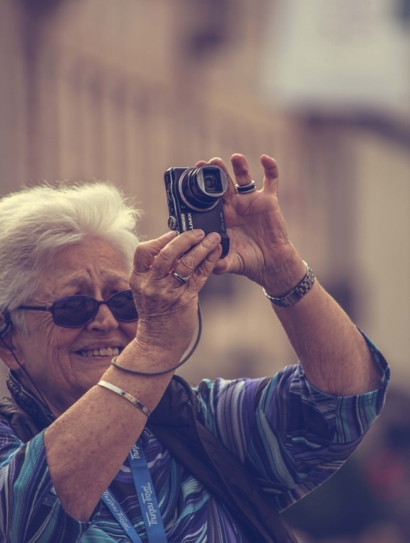 gammel kvinne, bestemor, fotograf, digitalt kamera, linsen, zoom, stående, kvinne, enheten, briller