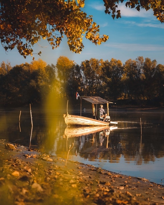 après midi, ensoleillée, saison de l'automne, au bord du lac, des loisirs, pêche, bateau de pêche, coucher de soleil, réflexion, eau