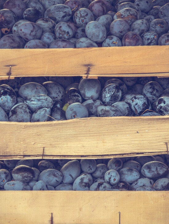 orgánica, azul, ciruelo, fruta, fruta madura, mercado, cajas, mercado, madera, alimentos