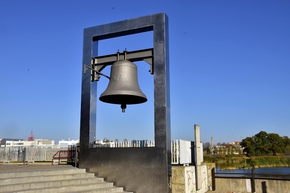 bronze, cast iron, bell, memorial, architecture, outdoors, blue sky, street, history, monument