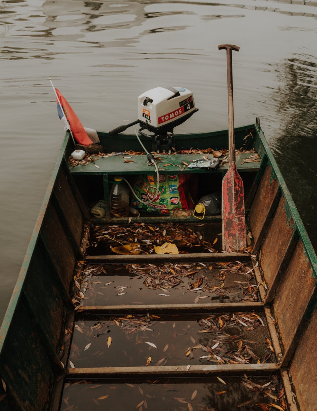 motor, barco a motor, barco no Rio, abandonado, decadência, estação Outono, velho, barco, água, paisagem