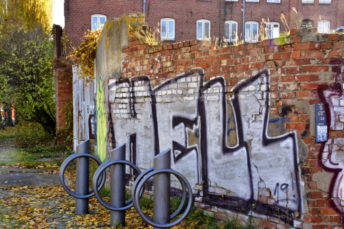 verval, braakliggende, grunge, muur, graffiti, bakstenen, verlaten, stedelijk gebied, bestrating, vandalisme