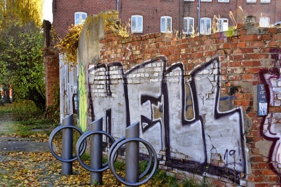 Decay, förfallna, grunge, väggen, graffiti, tegelstenar, övergiven, stadsområde, trottoar, skadegörelse