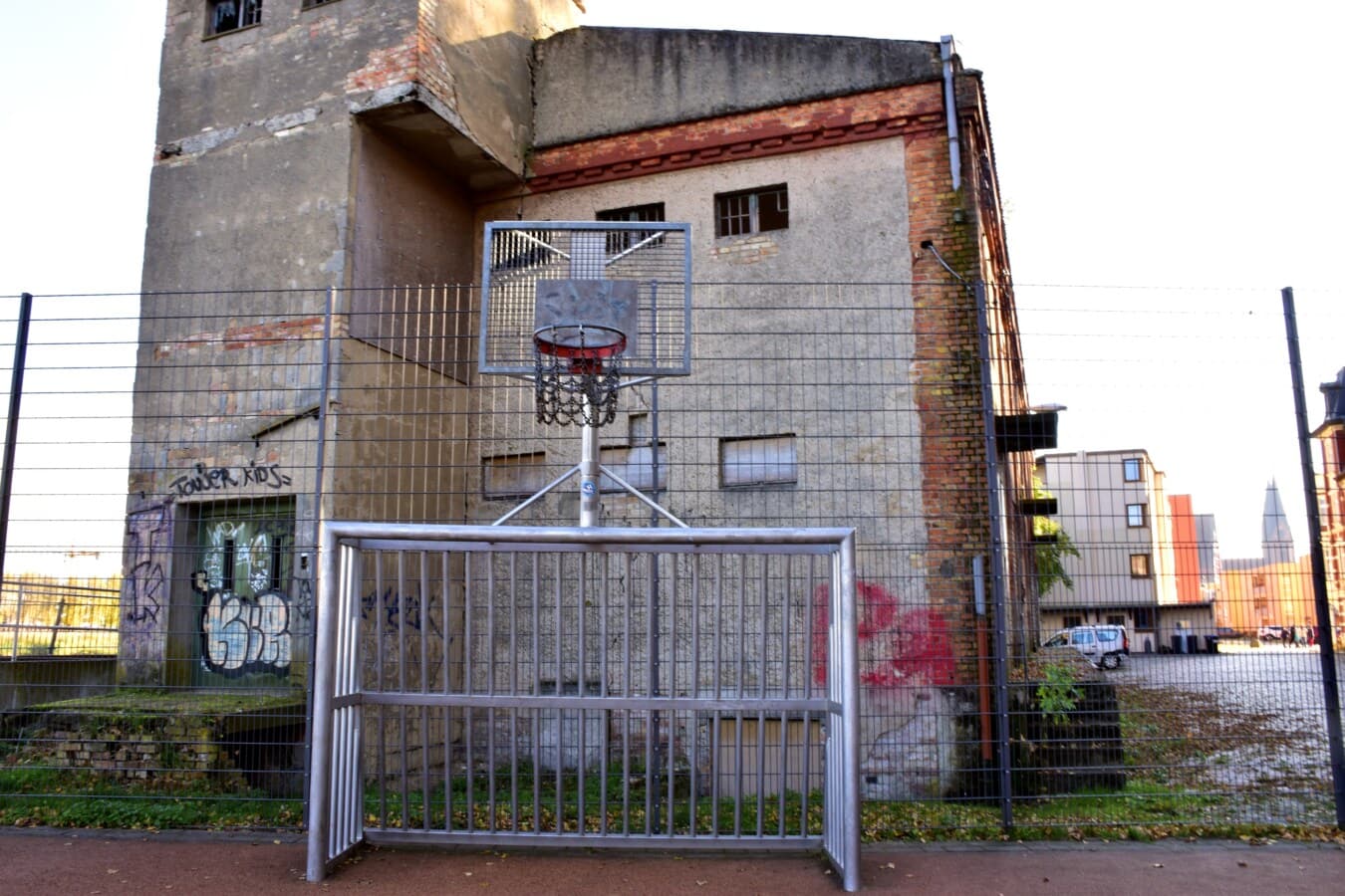баскетбольний майданчик, міському районі, покинуті, розпад, вулиця, промислові, занедбані, архітектура, старий, графіті
