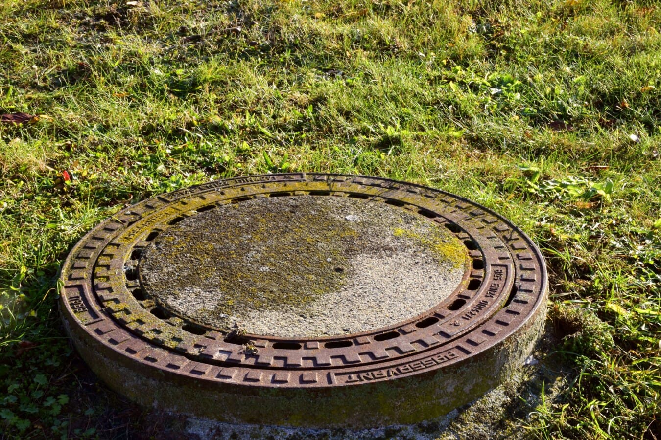 Manhole cover, lubang got, selokan, besi cor, lama, besi, karat, penutup, atas, di luar rumah