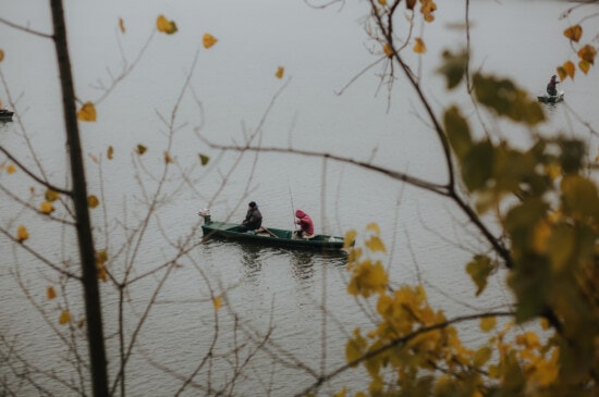 Риболов, рибарска лодка, студено, октомври, времето, есенния сезон, дърво, хора, листа, вода
