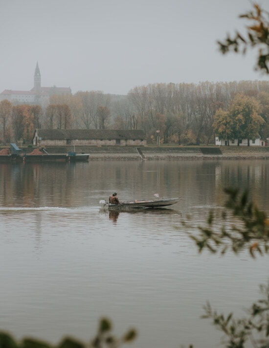 hay niebla, por la mañana, Río, barco por el río, orilla del río, agua, Lago, canal, reflexión, barco