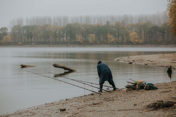 engins de pêche, canne à pêche, berge, matin, saison de l'automne, brumeux, eau, rivière, pêcheur, paysage