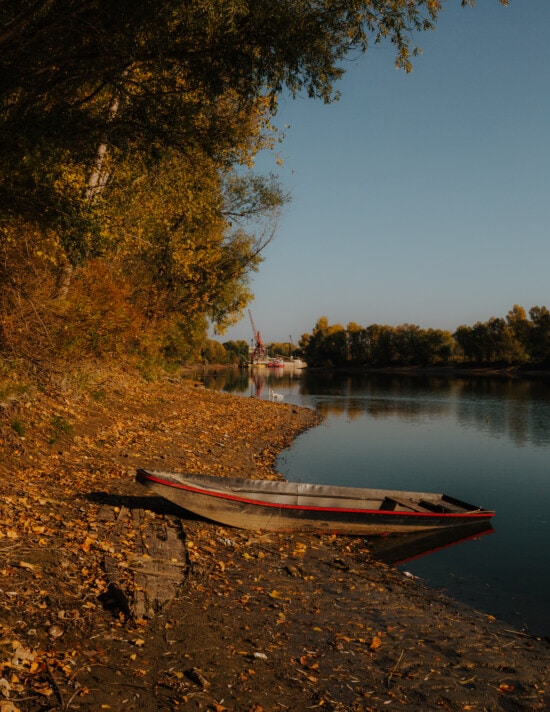Abend, Herbstsaison, Boot, aus Holz, Flussufer, Flussschiff, am See, See, Landschaft, Wasser