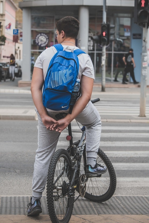 ryggsäck, Tonåring, Nike, ryggsäck, cykel, semafor, passerar över, gata, övergångsställe, mountainbike