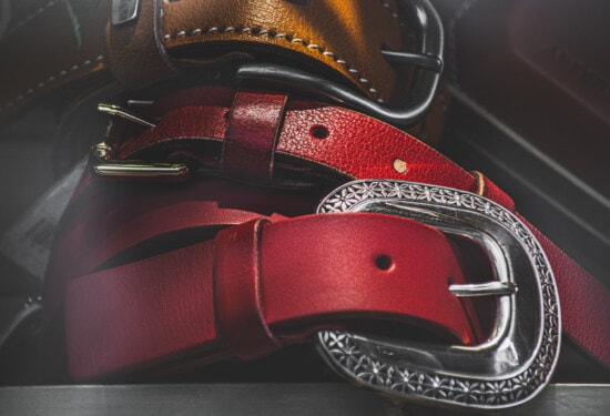 rouge foncé, ceinture, en cuir, mode, boucle, luxe, brillante, élégant, en acier, bracelet