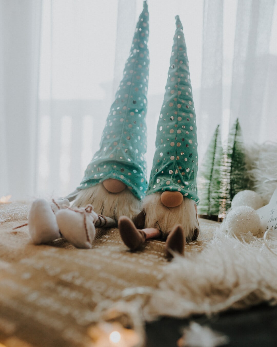 chapeau, vert, nain, jouets, peluche, poupées, décoration, chambre à coucher, Noël, s’allonger