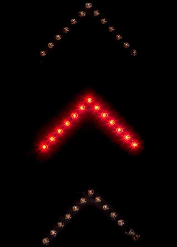 flecha, en posición vertical, luz roja, diodo, iluminación, signo de, símbolo, dispositivo, corazón, forma