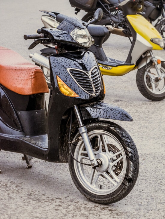 moped, Sepeda Motor, hujan, Parkir, Sepeda Motor, Sepeda, kendaraan, roda, minibike, mesin