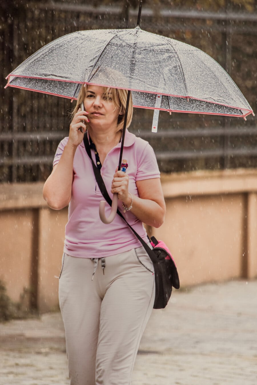 sateenvarjo, nainen, sadetta, kesällä, kävely, eloisa soittaa puhelimella, katu, tyttö, muotokuva, ulkona