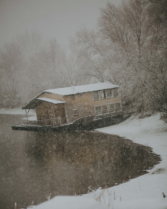 pri jazere, zimné, snehová búrka, zasnežené, dom, stodola, chata, opustené, pobrežie, chladný